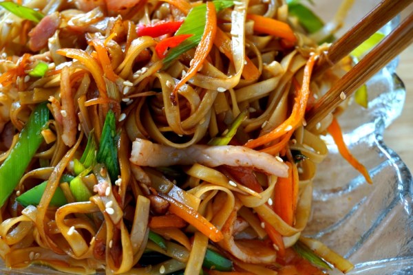 Simple fried noodles with bacon, leek and carrot