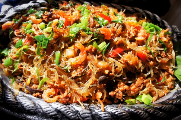 Mung bean vermicelli with dried shrimps, wood ear, lemongrass and kaffir lime leaf.