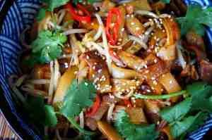 Wok fried beef rice noodles (hor fun) with bean sprouts, 干炒牛河