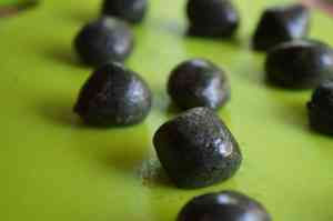 Sesame walnut ball - filling with condensed milk