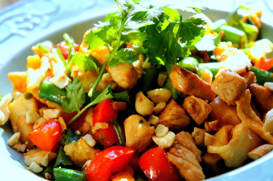 Chicken chop suey of vegetables, egg and peanuts (FODMAP&nbsp;friendly)