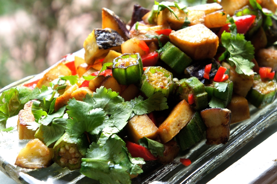 Vegan chop suey with tofu, okra, eggplant and radish (FODMAP&nbsp;friendly)