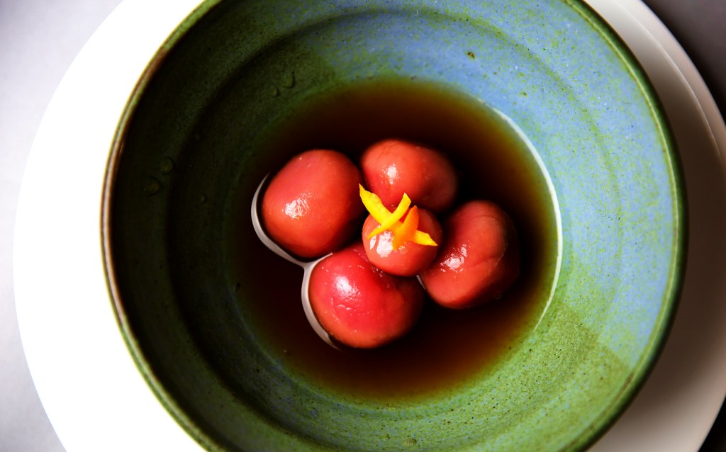 Sweet dumplings ‘tang yuan’in a spiced ginger, and honey syrup, colored with raspberry&nbsp;姜汁豆沙汤圆