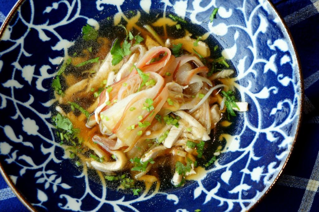 Fresh cactus flower soup, with chicken&nbsp;曇花汤