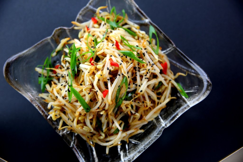 Bean sprout salad with soy sauce, sesame oil and sesame seeds (FODMAP&nbsp;friendly)
