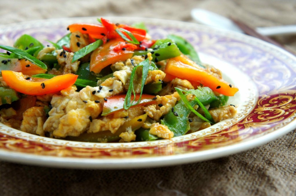Stir-fried eggs with capsicum, oyster sauce and sesame oil (FODMAP&nbsp;friendly)