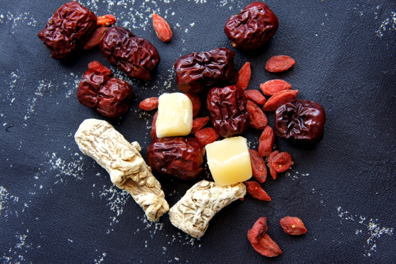Tradition Chinese herbal tea with ‘dang gui’ (當歸), goji berries (枸杞) and red dates (红枣) – a female health&nbsp;tonic