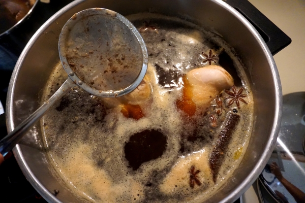 The marinate has just started to boil, skim off the impurity with a skimmer