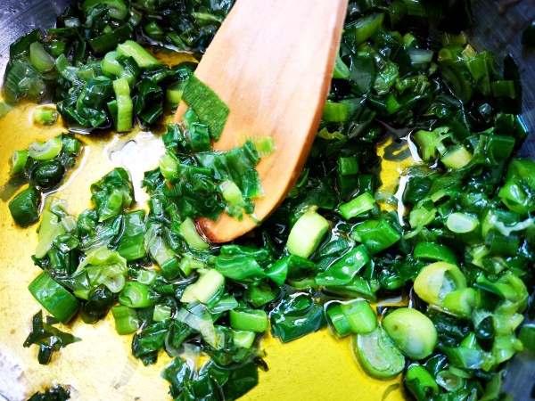 Shallot and sesame oil (aka spring onion or scallion)