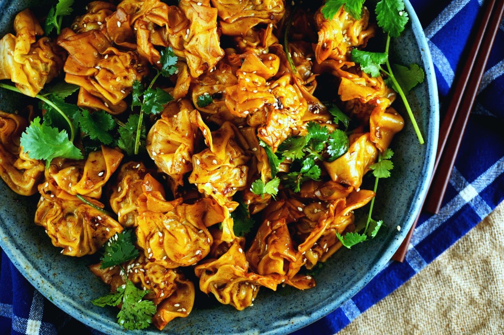 Homemade wontons tossed with spicy XO sauce, salad style (‘liangban’)